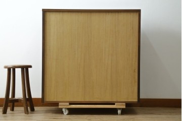中古　美品　国産民芸家具　欅(ケヤキ)材　水屋箪笥上段　縦格子と飾り金具が上品なキャビネット　(R-090332)