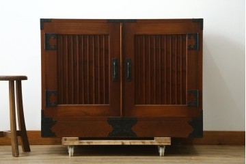 《天板取り付け加工費込み》　中古　美品　国産民芸家具　欅(ケヤキ)材　縦格子と飾り金具が上品なキャビネット　(R-090333)