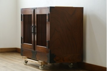 《天板取り付け加工費込み》　中古　美品　国産民芸家具　欅(ケヤキ)材　縦格子と飾り金具が上品なキャビネット　(R-090333)