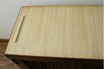 《天板取り付け加工費込み》　中古　美品　国産民芸家具　欅(ケヤキ)材　縦格子と飾り金具が上品なキャビネット　(R-090333)