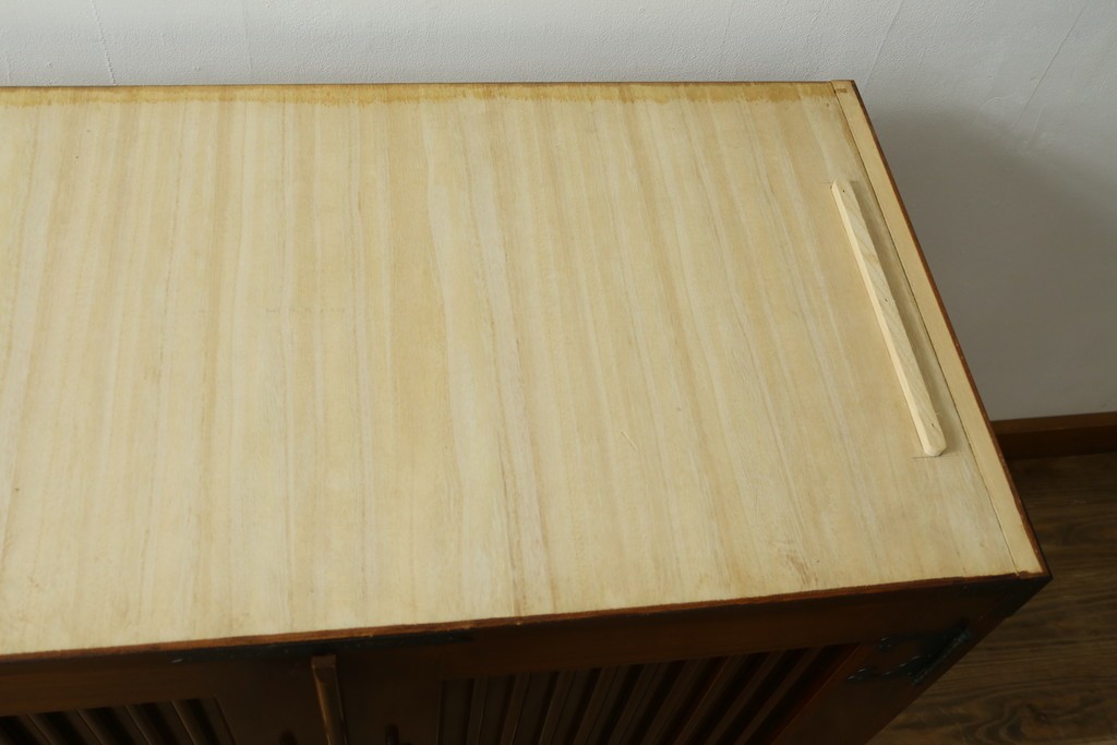 《天板取り付け加工費込み》　中古　美品　国産民芸家具　欅(ケヤキ)材　縦格子と飾り金具が上品なキャビネット　(R-090333)