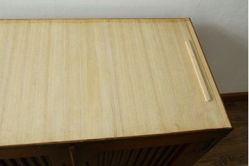 《天板取り付け加工費込み》　中古　美品　国産民芸家具　欅(ケヤキ)材　縦格子と飾り金具が上品なキャビネット　(R-090333)