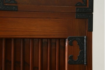 《天板取り付け加工費込み》　中古　美品　国産民芸家具　欅(ケヤキ)材　縦格子と飾り金具が上品なキャビネット　(R-090333)