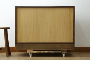 《天板取り付け加工費込み》　中古　美品　国産民芸家具　欅(ケヤキ)材　縦格子と飾り金具が上品なキャビネット　(R-090333)