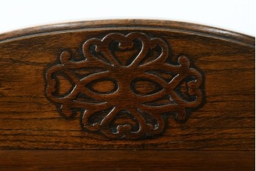イギリスヴィンテージ　オーク材　上品な彫刻が印象的なブックシェルフ　(R-090334)
