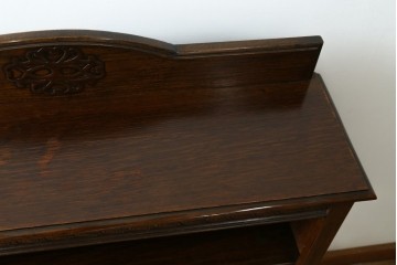 イギリスヴィンテージ　オーク材　上品な彫刻が印象的なブックシェルフ　(R-090334)