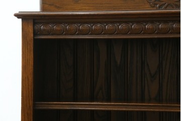 イギリスヴィンテージ　オーク材　上品な彫刻が印象的なブックシェルフ　(R-090334)