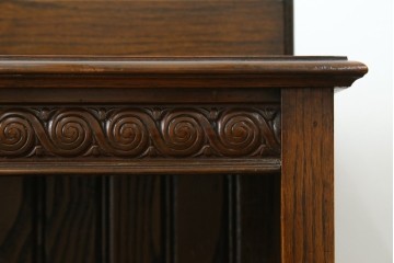 イギリスヴィンテージ　オーク材　上品な彫刻が印象的なブックシェルフ　(R-090334)