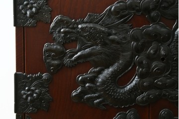 和製アンティーク　昭和初期　激レア　希少!!　龍虎の図を描いた手打ち金具が圧巻の仙台箪笥　(R-090336)