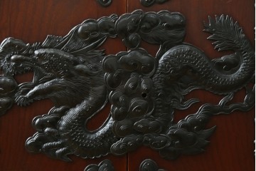 和製アンティーク　昭和初期　激レア　希少!!　龍虎の図を描いた手打ち金具が圧巻の仙台箪笥　(R-090336)