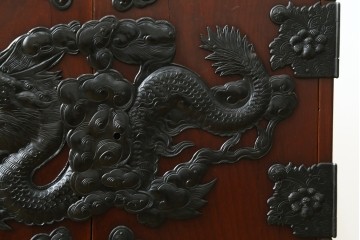 和製アンティーク　昭和初期　激レア　希少!!　龍虎の図を描いた手打ち金具が圧巻の仙台箪笥　(R-090336)