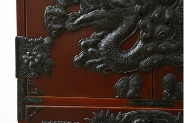 和製アンティーク　昭和初期　激レア　希少!!　龍虎の図を描いた手打ち金具が圧巻の仙台箪笥　(R-090336)