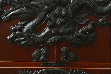 和製アンティーク　昭和初期　激レア　希少!!　龍虎の図を描いた手打ち金具が圧巻の仙台箪笥　(R-090336)