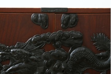 和製アンティーク　昭和初期　激レア　希少!!　龍虎の図を描いた手打ち金具が圧巻の仙台箪笥　(R-090336)