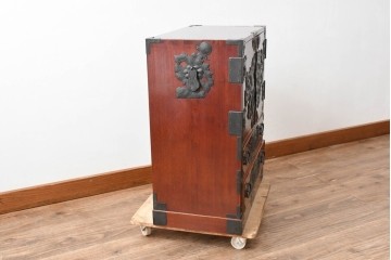 和製アンティーク　昭和初期　激レア　希少!!　龍虎の図を描いた手打ち金具が圧巻の仙台箪笥　(R-090336)
