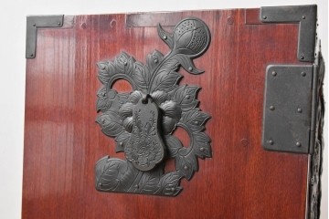 和製アンティーク　昭和初期　激レア　希少!!　龍虎の図を描いた手打ち金具が圧巻の仙台箪笥　(R-090336)