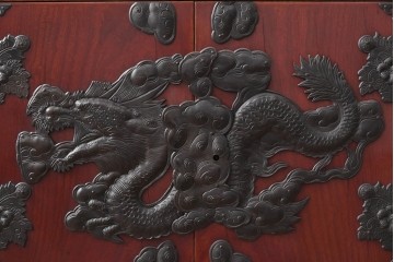 和製アンティーク　昭和初期　激レア　希少!!　龍虎の図を描いた手打ち金具が圧巻の仙台箪笥　(R-090336)
