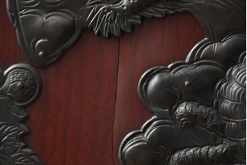 和製アンティーク　昭和初期　激レア　希少!!　龍虎の図を描いた手打ち金具が圧巻の仙台箪笥　(R-090336)