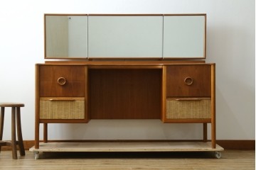 イギリスヴィンテージ　1960年頃　激レア!　希少モデル　チーク材　A.H.McIntosh(マッキントッシュ)社　　3面鏡と丸い取っ手が目を引くドレッサー　(R-090337)