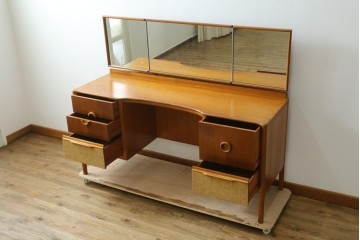 イギリスヴィンテージ　1960年頃　激レア!　希少モデル　チーク材　A.H.McIntosh(マッキントッシュ)社　　3面鏡と丸い取っ手が目を引くドレッサー　(R-090337)