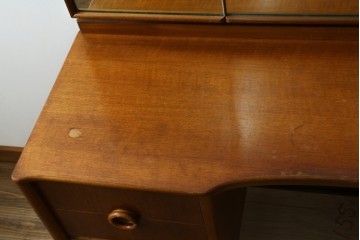 イギリスヴィンテージ　1960年頃　激レア!　希少モデル　チーク材　A.H.McIntosh(マッキントッシュ)社　　3面鏡と丸い取っ手が目を引くドレッサー　(R-090337)