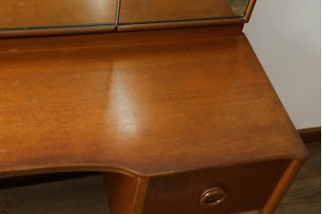 イギリスヴィンテージ　1960年頃　激レア!　希少モデル　チーク材　A.H.McIntosh(マッキントッシュ)社　　3面鏡と丸い取っ手が目を引くドレッサー　(R-090337)