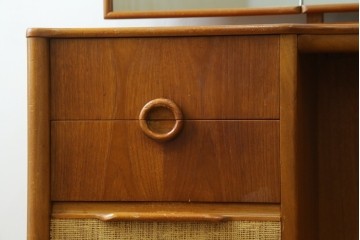 イギリスヴィンテージ　1960年頃　激レア!　希少モデル　チーク材　A.H.McIntosh(マッキントッシュ)社　　3面鏡と丸い取っ手が目を引くドレッサー　(R-090337)