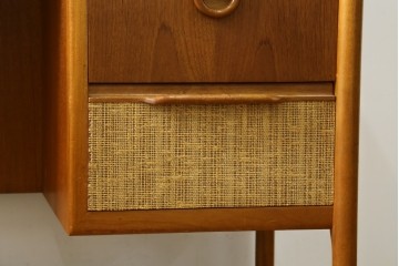 イギリスヴィンテージ　1960年頃　激レア!　希少モデル　チーク材　A.H.McIntosh(マッキントッシュ)社　　3面鏡と丸い取っ手が目を引くドレッサー　(R-090337)