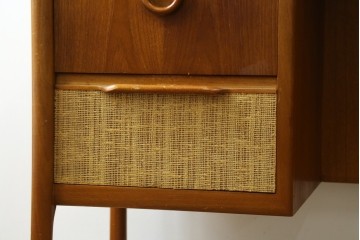 イギリスヴィンテージ　1960年頃　激レア!　希少モデル　チーク材　A.H.McIntosh(マッキントッシュ)社　　3面鏡と丸い取っ手が目を引くドレッサー　(R-090337)