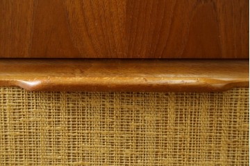 イギリスヴィンテージ　1960年頃　激レア!　希少モデル　チーク材　A.H.McIntosh(マッキントッシュ)社　　3面鏡と丸い取っ手が目を引くドレッサー　(R-090337)