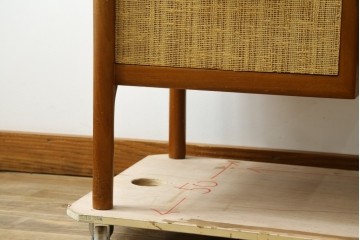 イギリスヴィンテージ　1960年頃　激レア!　希少モデル　チーク材　A.H.McIntosh(マッキントッシュ)社　　3面鏡と丸い取っ手が目を引くドレッサー　(R-090337)