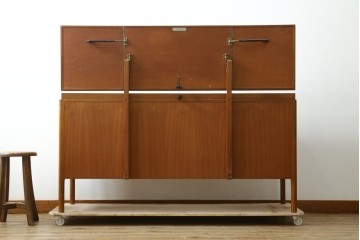 イギリスヴィンテージ　1960年頃　激レア!　希少モデル　チーク材　A.H.McIntosh(マッキントッシュ)社　　3面鏡と丸い取っ手が目を引くドレッサー　(R-090337)