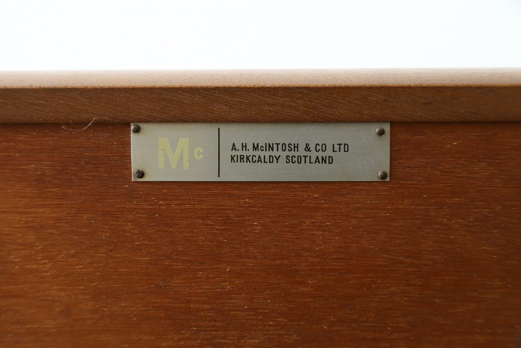 イギリスヴィンテージ　1960年頃　激レア!　希少モデル　チーク材　A.H.McIntosh(マッキントッシュ)社　　3面鏡と丸い取っ手が目を引くドレッサー　(R-090337)