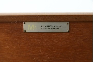 イギリスヴィンテージ　1960年頃　激レア!　希少モデル　チーク材　A.H.McIntosh(マッキントッシュ)社　　3面鏡と丸い取っ手が目を引くドレッサー　(R-090337)