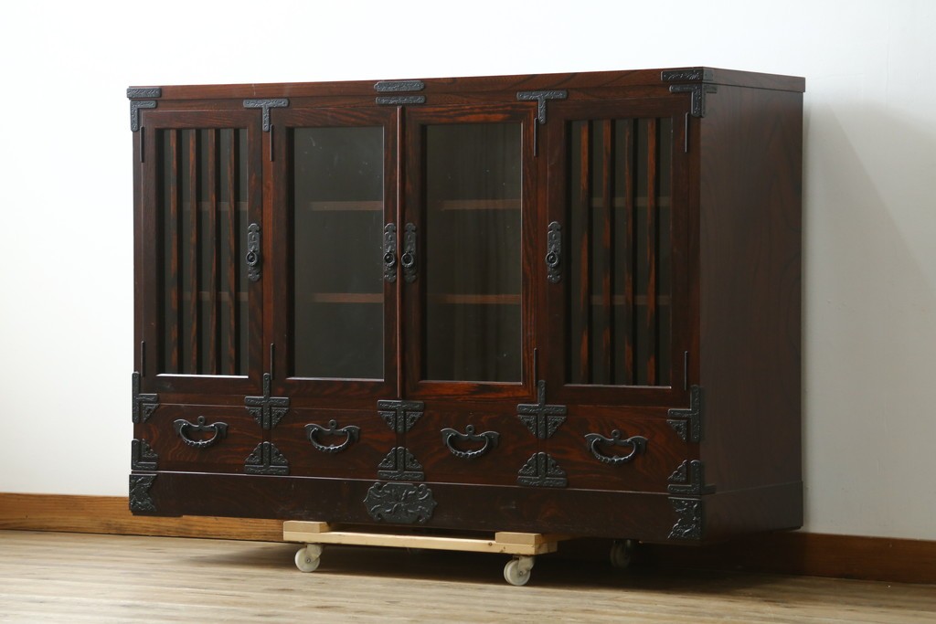中古　美品　岩谷堂箪笥　黒金具が重厚な雰囲気を添えるサイドボード　(R-090338)