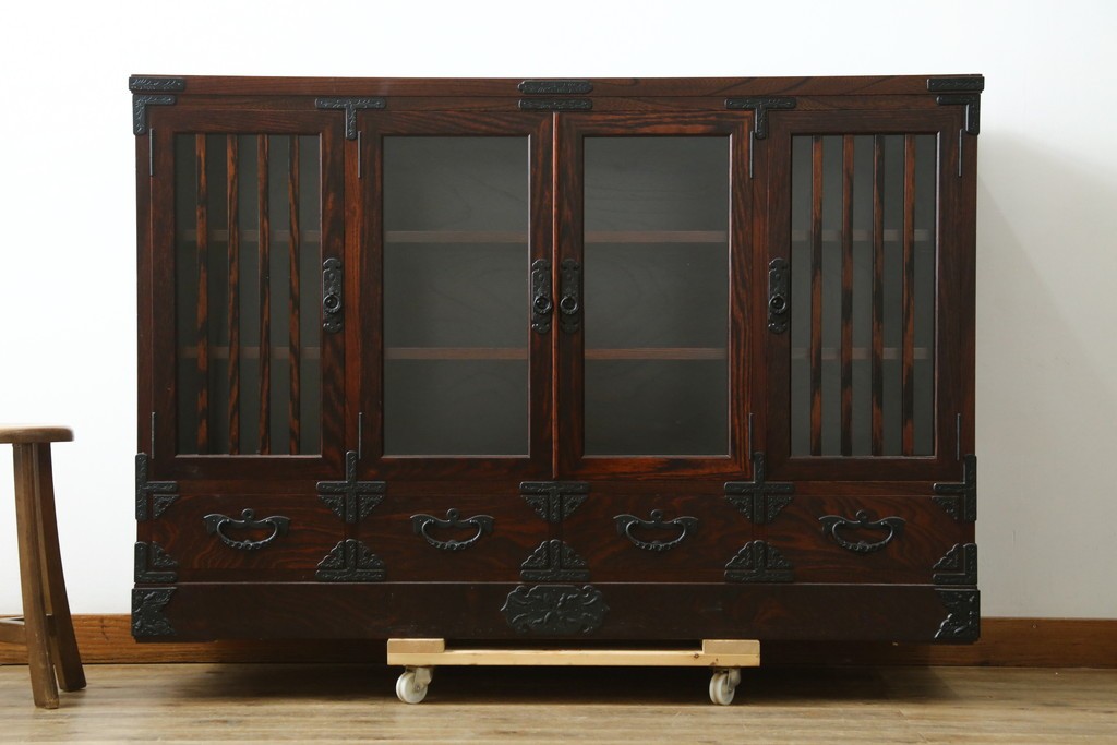 中古　美品　岩谷堂箪笥　黒金具が重厚な雰囲気を添えるサイドボード　(R-090338)