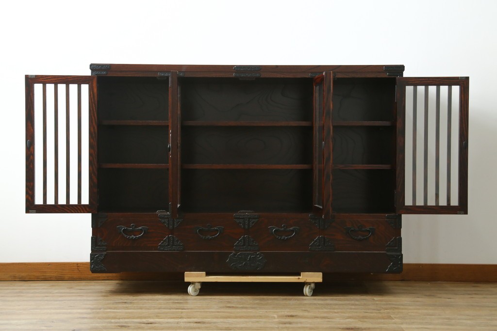 中古　美品　岩谷堂箪笥　黒金具が重厚な雰囲気を添えるサイドボード　(R-090338)