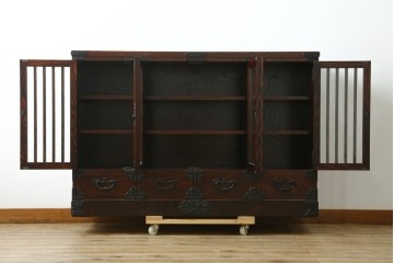 中古　美品　岩谷堂箪笥　黒金具が重厚な雰囲気を添えるサイドボード　(R-090338)
