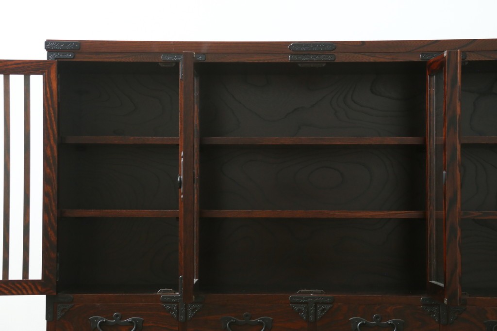 中古　美品　岩谷堂箪笥　黒金具が重厚な雰囲気を添えるサイドボード　(R-090338)