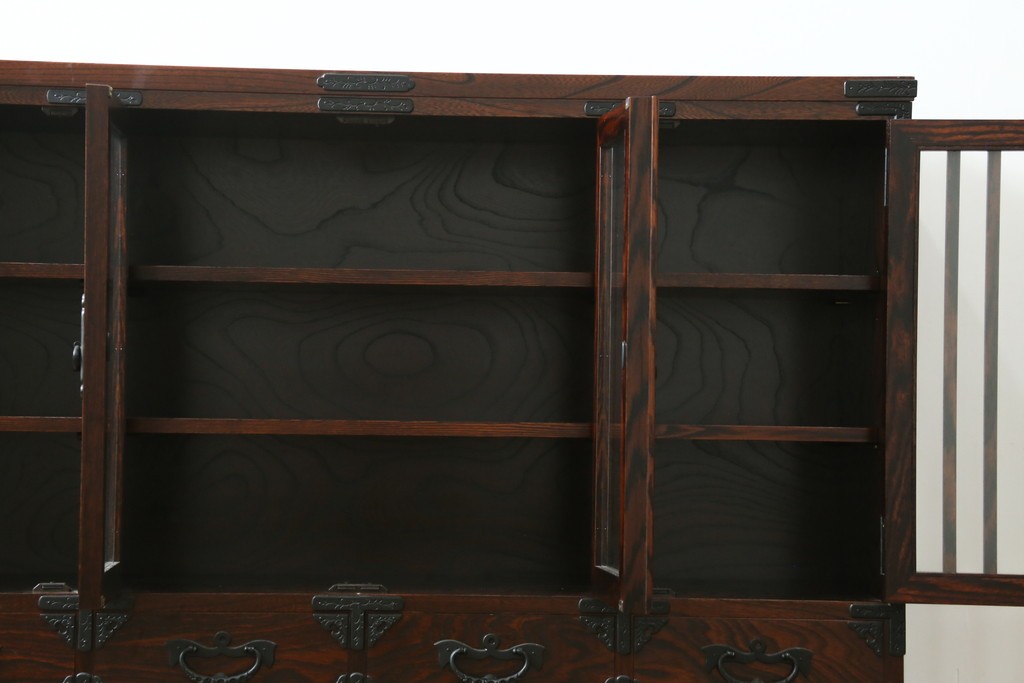 中古　美品　岩谷堂箪笥　黒金具が重厚な雰囲気を添えるサイドボード　(R-090338)