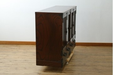 中古　美品　岩谷堂箪笥　黒金具が重厚な雰囲気を添えるサイドボード　(R-090338)