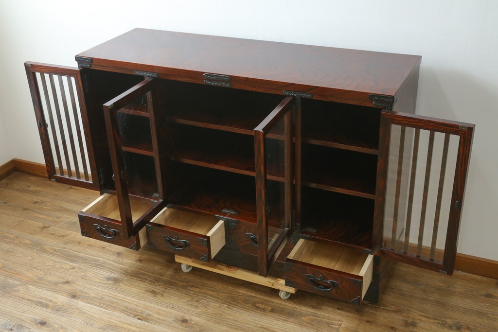 中古　美品　岩谷堂箪笥　黒金具が重厚な雰囲気を添えるサイドボード　(R-090338)