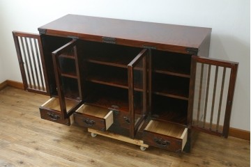 中古　美品　岩谷堂箪笥　黒金具が重厚な雰囲気を添えるサイドボード　(R-090338)