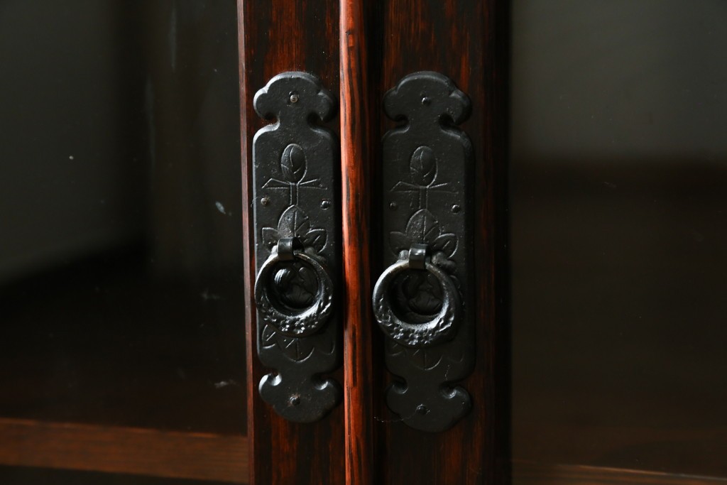 中古　美品　岩谷堂箪笥　黒金具が重厚な雰囲気を添えるサイドボード　(R-090338)