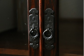 中古　美品　岩谷堂箪笥　黒金具が重厚な雰囲気を添えるサイドボード　(R-090338)
