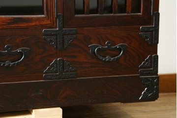 中古　美品　岩谷堂箪笥　黒金具が重厚な雰囲気を添えるサイドボード　(R-090338)