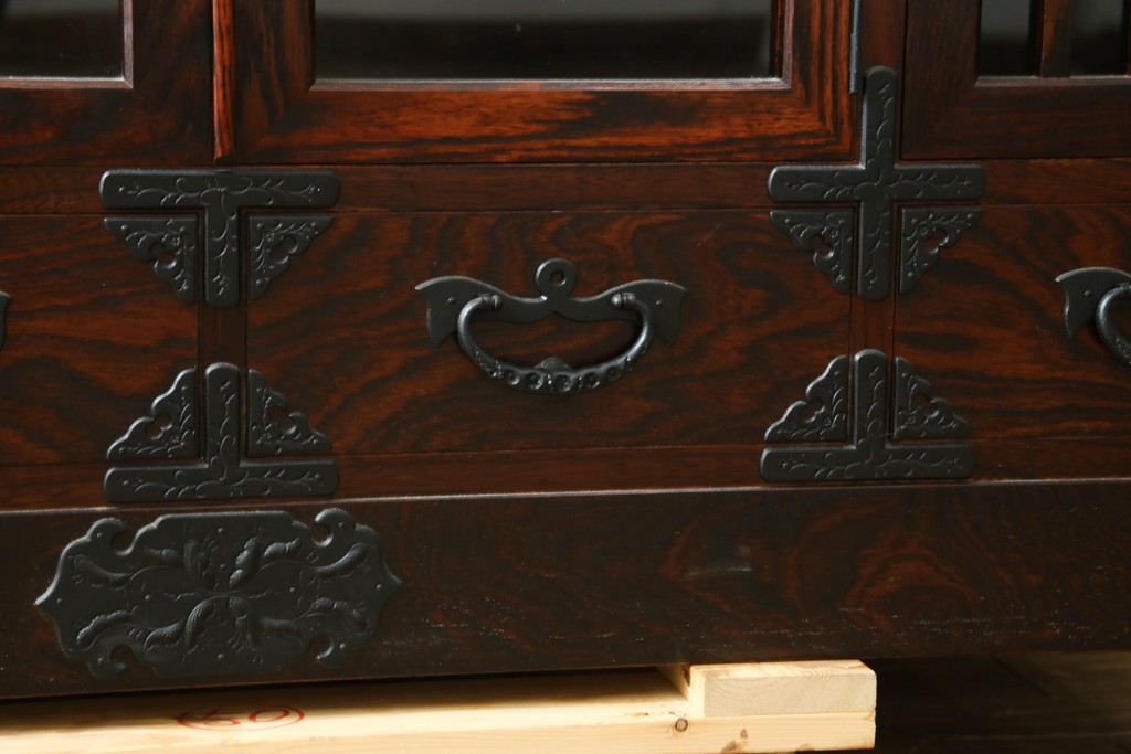 中古　美品　岩谷堂箪笥　黒金具が重厚な雰囲気を添えるサイドボード　(R-090338)