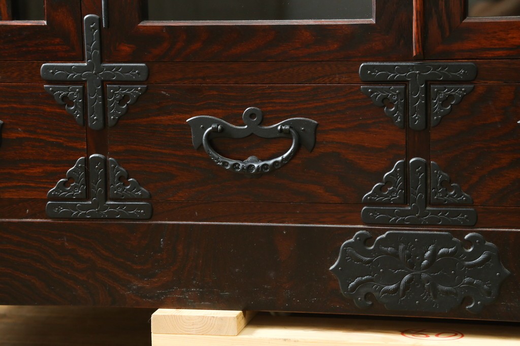 中古　美品　岩谷堂箪笥　黒金具が重厚な雰囲気を添えるサイドボード　(R-090338)
