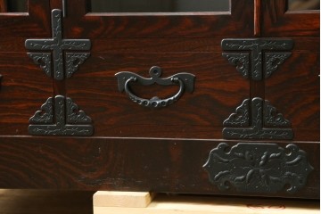 中古　美品　岩谷堂箪笥　黒金具が重厚な雰囲気を添えるサイドボード　(R-090338)