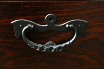 中古　美品　岩谷堂箪笥　黒金具が重厚な雰囲気を添えるサイドボード　(R-090338)